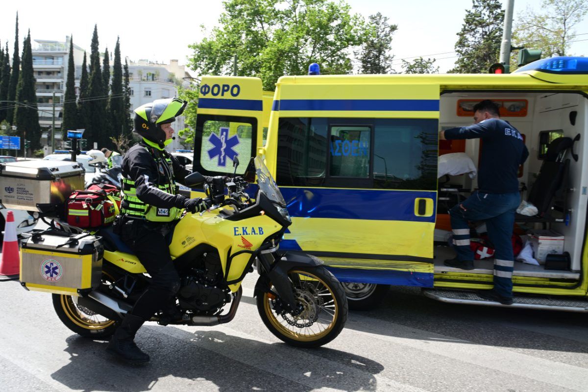 Αυτοκίνητο έπεσε σε ποδηλάτες στη Λ. Ποσειδώνος – Τέσσερις τραυματίες