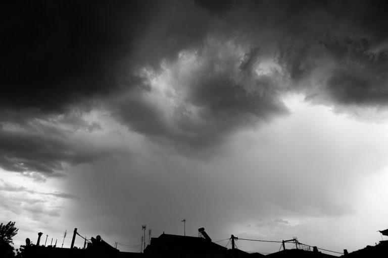 Νέο έκτακτο δελτίο επιδείνωσης του καιρού: Πού θα χτυπήσουν καταιγίδες τις επόμενες ώρες