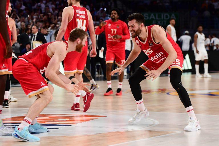 Η στιγμή της νίκης: Η λήξη στη Μαδρίτη, η αποθέωση των παικτών και οι αγκαλιές (vid)