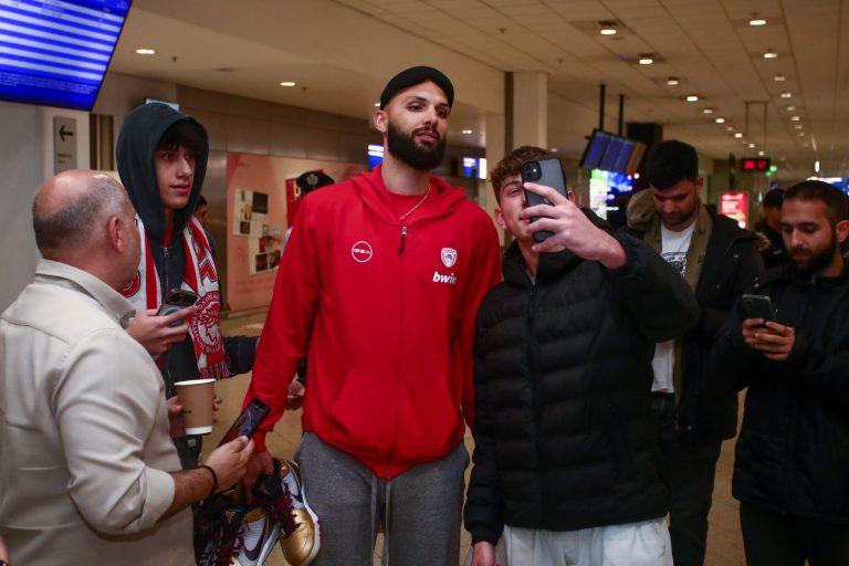 Επέστρεψε από τη Μαδρίτη η αποστολή του Ολυμπιακού (pics)