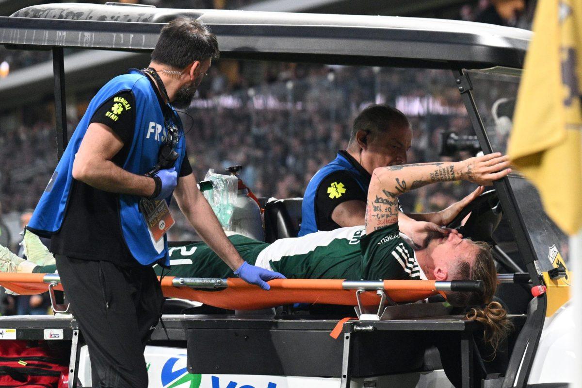 Πρόβλημα στη μέση ο Γεντβάι – Αποχώρησε με φορείο (pics)