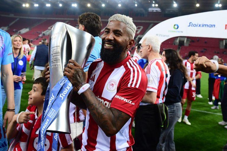 Ο Ροντινέι έκανε τατουάζ το 48ο πρωτάθλημα του Ολυμπιακού (vid)