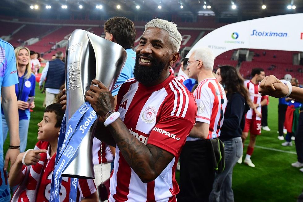 Ροντινέι σε… τρελά κέφια μετά την κούπα: Φρεντάκι, γυαλιά, φιλάκια και «Ολυμπιακάρα μου σε αγαπώ» (vid)