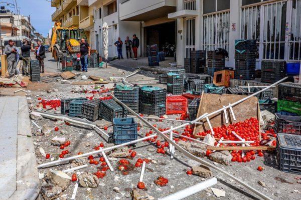 Αναστάτωση στην Κρήτη: Τμήμα μπαλκονιού έπεσε πάνω σε πάγκο λαϊκής αγοράς στο Ηράκλειο