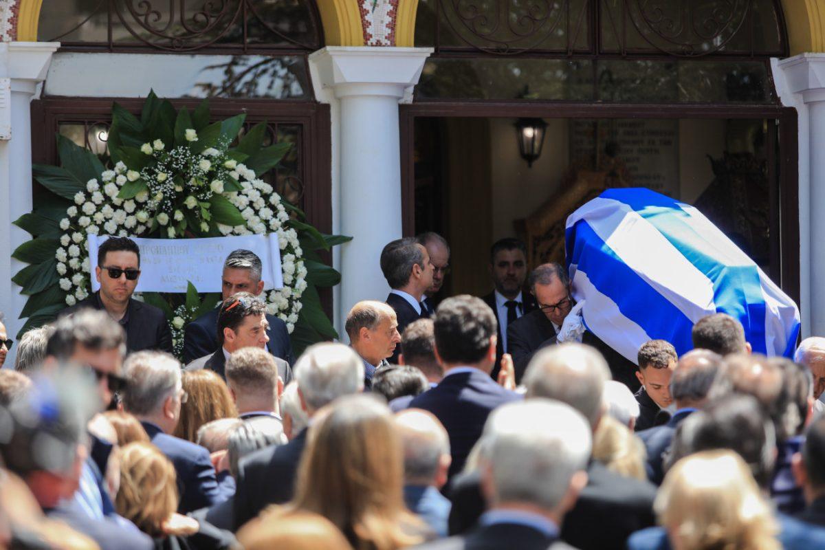 Το τελευταίο αντίο στον Πέτρο Μολυβιάτη – Τυλιγμένο με την ελληνική σημαία το φέρετρο