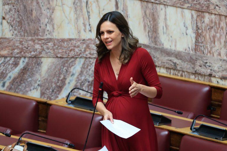 Αχτσιόγλου: Φθηνή, ελαστική και εντατικοποιημένη εργασία, το μόνο «αναπτυξιακό» μοντέλο της κυβέρνησης