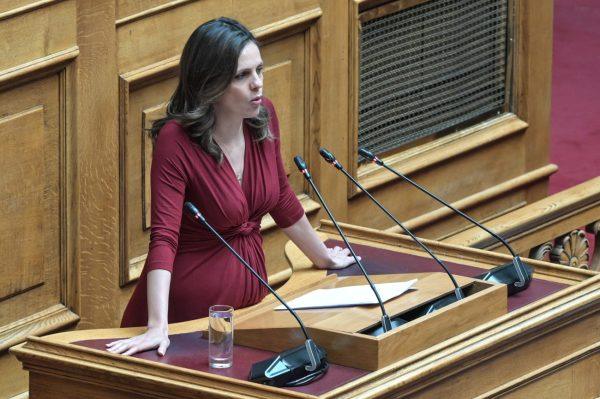 Αχτσιόγλου για Τέμπη: Η κυβέρνηση έδωσε τη διοικητική εντολή για το μπάζωμα και τη διαφήμισε με δελτίο Τύπου