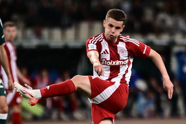 Ο Μουζακίτης έδωσε τη φανέλα του σε φιλάθλους του Παναθηναϊκού