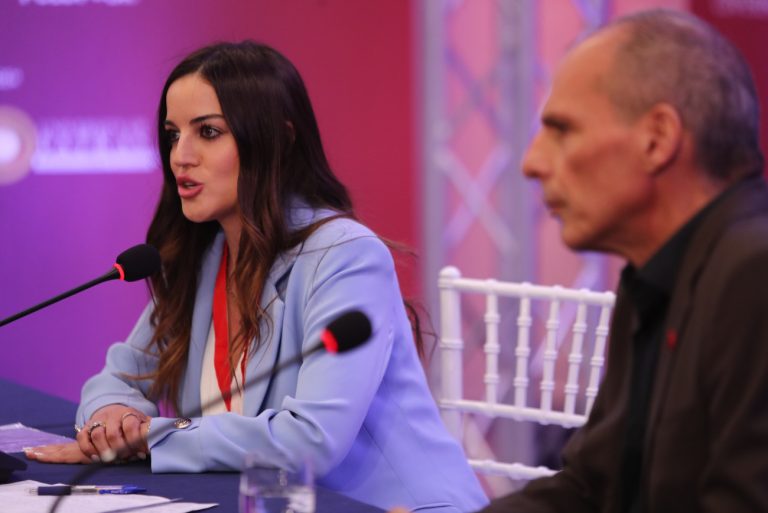 Πλάτη στην κυβέρνηση με «δημοσιογραφική» προβιά – Από την υποψηφιότητα με Τζιτζικώστα στην επίθεση στον Βαρουφάκη