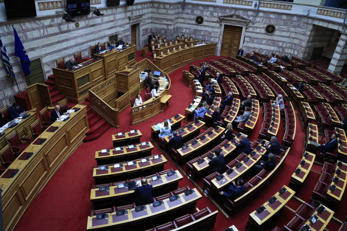 Άγριοι καβγάδες για το πόρισμα Καρώνη και Τέμπη – «Με τη λογική σας τα τρένα είναι κινούμενες βόμβες»