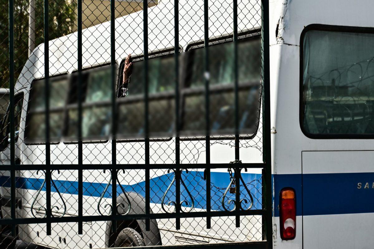 Ελεύθεροι υπό όρους οι έξι συλληφθέντες για την επίθεση στη Νομική