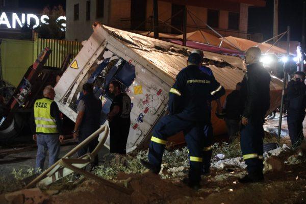 Νέο βίντεο ντοκουμέντο από την στιγμή που η νταλίκα πέφτει από γέφυρα στην Πέτρου Ράλλη