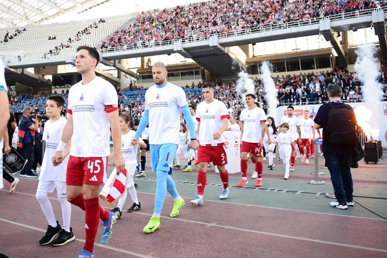 Τι σημαίνει η λέξη που είχαν τα μπλουζάκια των παικτών κατά την είσοδό τους στο γήπεδο (pics)