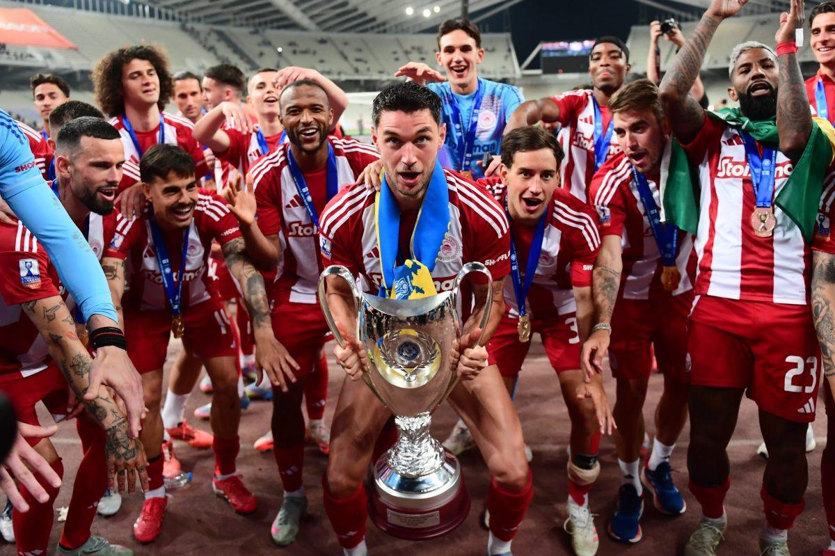 Ολυμπιακός: Το «ερυθρόλευκο» γλέντι στον Ιακωβίδη (vids)