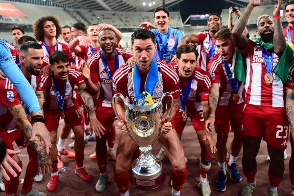 Ολυμπιακός: Το «ερυθρόλευκο» γλέντι στον Ιακωβίδη (vids)