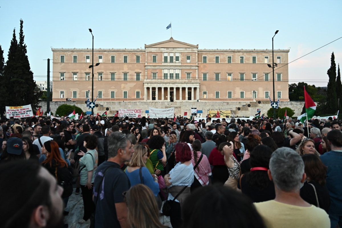 Αθήνα: «Πλημμύρισε» από αλληλεγγύη για τη Γάζα το Σύνταγμα – Μαζική συγκέντρωση