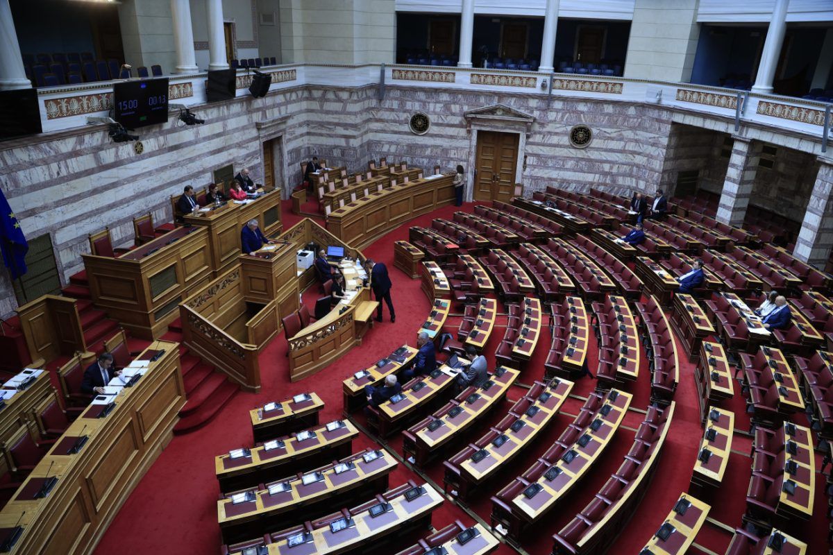 Αντιπαράθεση για τη μονιμότητα στο Δημόσιο – Επικοινωνιακά πυροτεχνήματα αποδίδει η αντιπολίτευση