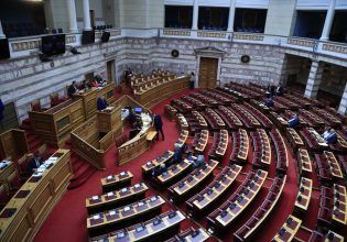 Αντιπαράθεση για τη μονιμότητα στο Δημόσιο – Επικοινωνιακά πυροτεχνήματα αποδίδει η αντιπολίτευση