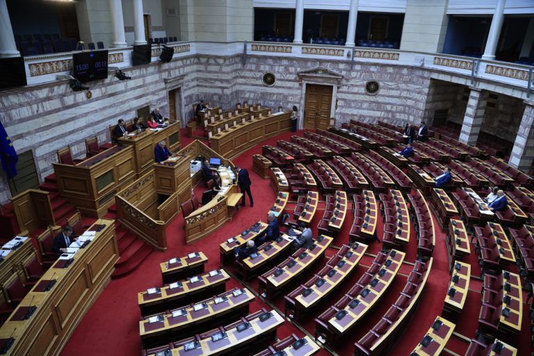 Αντιπαράθεση για τη μονιμότητα στο Δημόσιο – Επικοινωνιακά πυροτεχνήματα αποδίδει η αντιπολίτευση