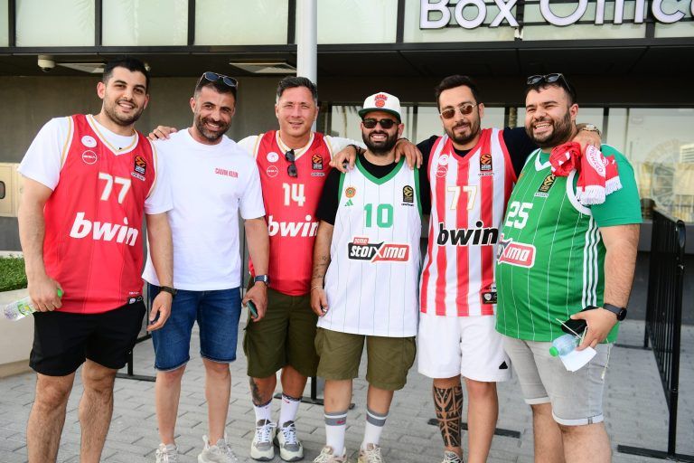 Φίλαθλοι του Ολυμπιακού και του Παναθηναϊκού μαζί πριν τους ημιτελικούς