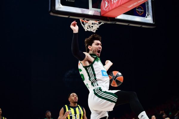 Εντυπωσιακό κάρφωμα από τον Όσμαν στον αιφνιδιασμό (vid)