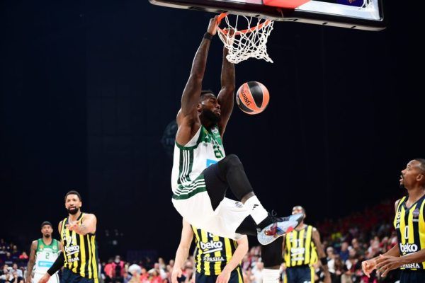 Τάπα και κάρφωμα ο Λεσόρ με την επιστροφή του στα παρκέ (vids)