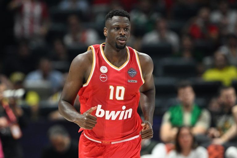 Παραλίγο να… κατεδαφίσει την μπασκέτα ο Φαλ (vid)