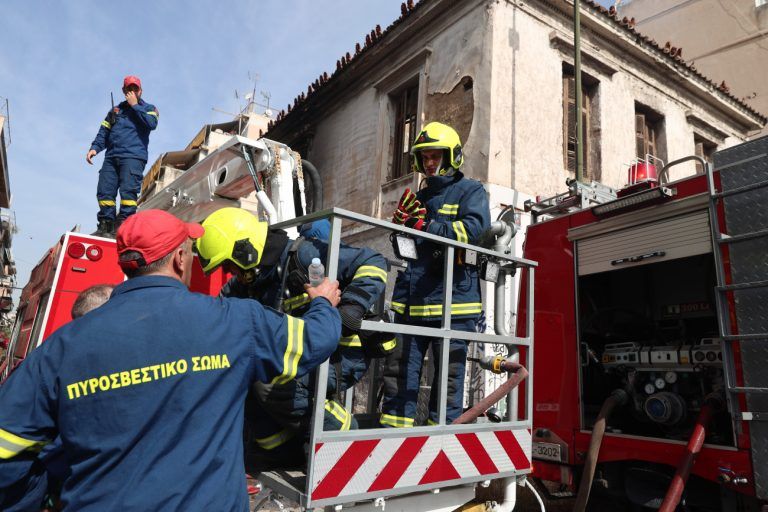 Κατεσβέσθη η φωτιά στο εγκαταλελειμμένο κτίριο στη Λιοσίων- Αποκαταστάθηκε η κυκλοφορία