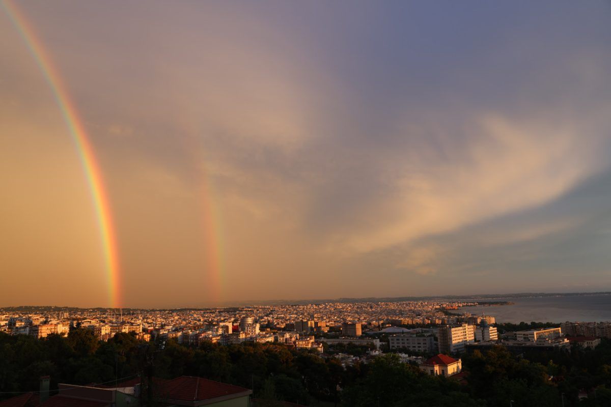 Εντυπωσιακό διπλό ουράνιο τόξο… αγκάλιασε τη Θεσσαλονίκη (φωτογραφίες)