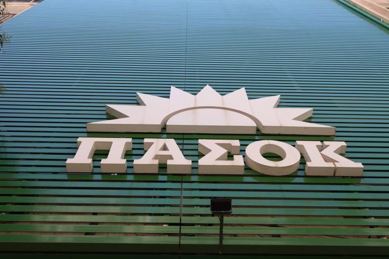 ΠΑΣΟΚ για ΟΠΕΚΕΠΕ: Ο Μητσοτάκης πριν εμφανιστεί ως «Ζορό» κατά της διαφθοράς οφείλει να λογοδοτήσει