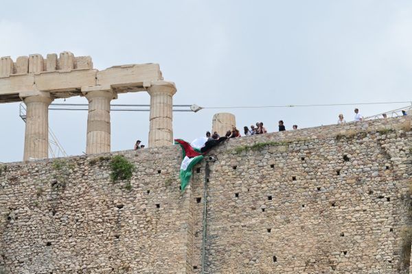 Μέλη της Νέας Αριστεράς έβαλαν τη σημαία της Παλαιστίνης στην Ακρόπολη – 15 προσαγωγές