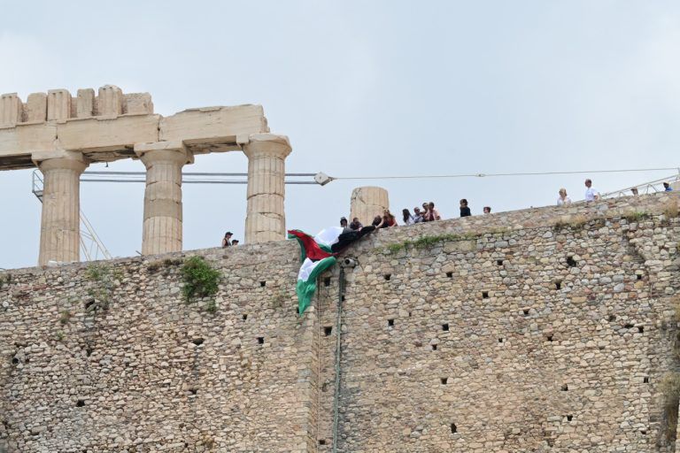 Μέλη της Νέας Αριστεράς έβαλαν τη σημαία της Παλαιστίνης στην Ακρόπολη – 15 προσαγωγές