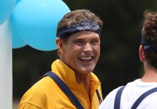 Ο Ντέιβιντ Χάσελχοφ σε αναπηρικό αμαξίδιο μετά την αυτοκτονία της πρώην συζύγου του