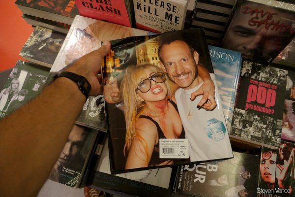 Ο φωτογράφος μόδας που έχει μπει μαύρη λίστα επιστρέφει στα περίπτερα και ουδείς χαίρεται