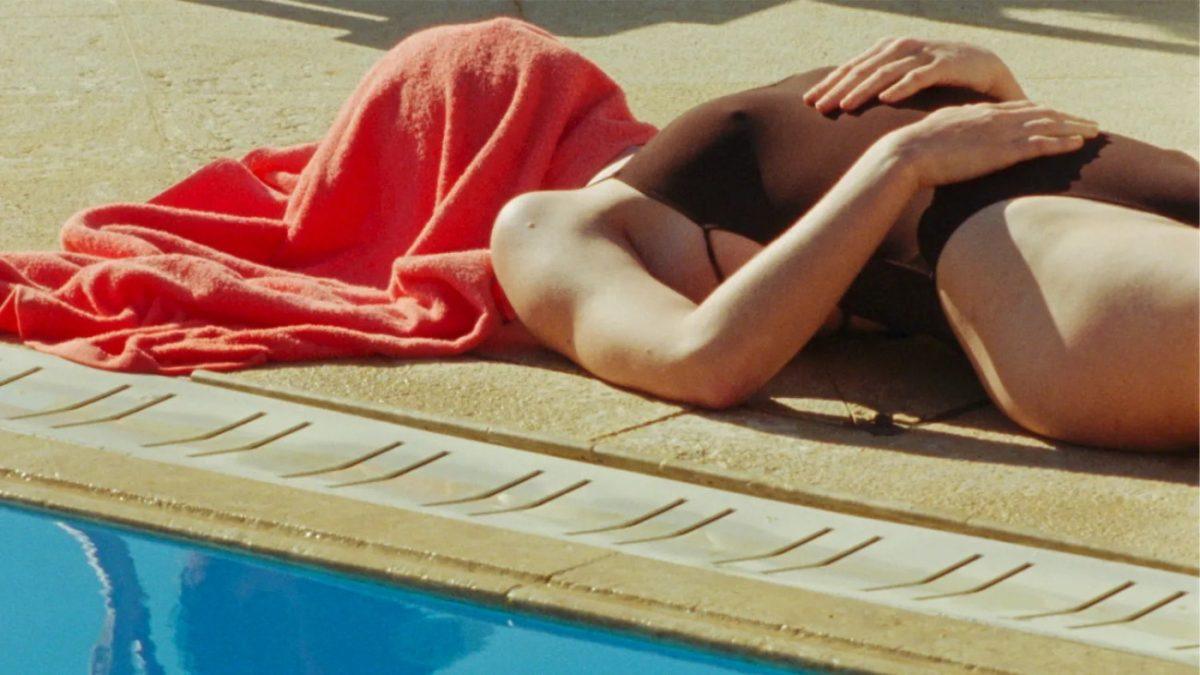 Ήλιος, θάλασσα, σεξ και πολλά κλισέ – Η νέα arthouse ταινία που διαδραματίζεται σε μια ελληνική βίλα διακοπών