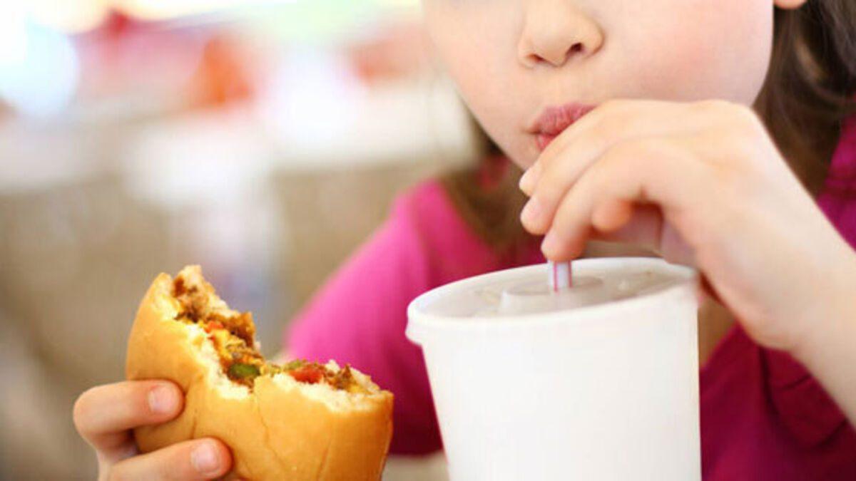 Πώς πέντε λεπτά διαφημίσεων αυξάνουν την κατανάλωση θερμίδων στα παιδιά