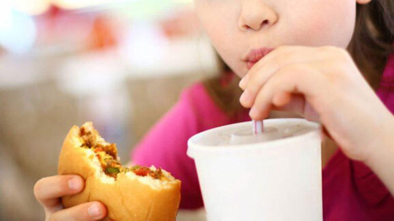 Πώς πέντε λεπτά διαφημίσεων αυξάνουν την κατανάλωση θερμίδων στα παιδιά