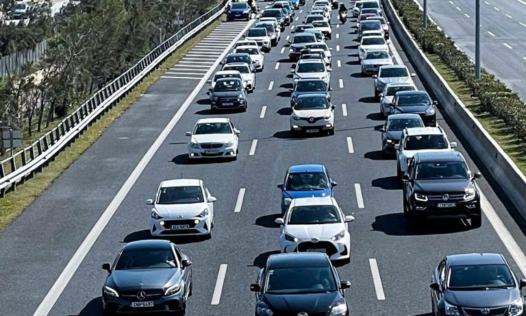 Τροχαίο στην Αττική Οδό – Σύγκρουση φορτηγών με έναν τραυματία