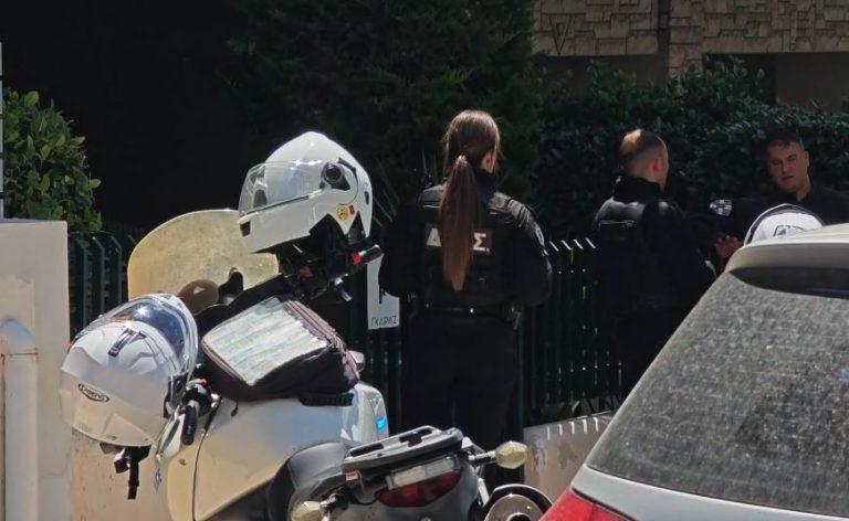 Έγκλημα στη Νέα Σμύρνη: Πατέρας φέρεται να μαχαίρωσε μέχρι θανάτου τον γιο του