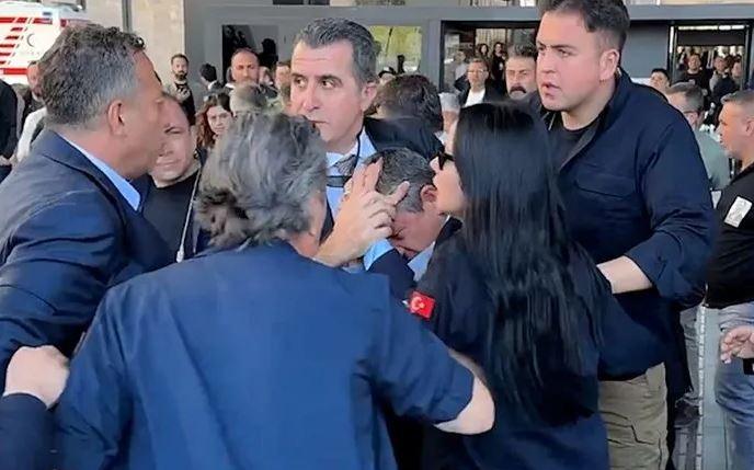 Τουρκία: Άγνωστος χτύπησε τον πρόεδρο του Ρεπουμπλικανικού Λαϊκού Κόμματος, Οζγκιούρ Οζέλ – Δείτε βίντεο