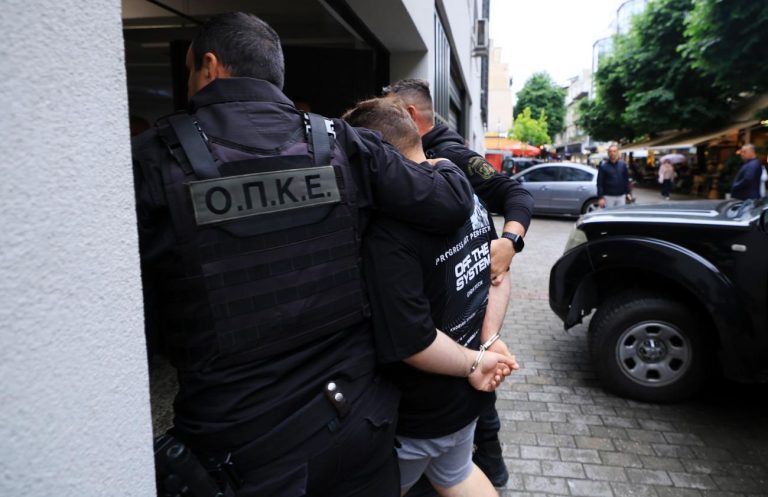 Λάρισα: Προφυλακίστηκε ο 21χρονος μητροκτόνος – Ελεύθερος υπό όρους ο ξάδελφός του