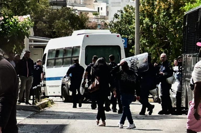 Επίθεση στη Νομική: Ποινική δίωξη για ένα κακούργημα και οκτώ πλημμελήματα στους έξι συλληφθέντες