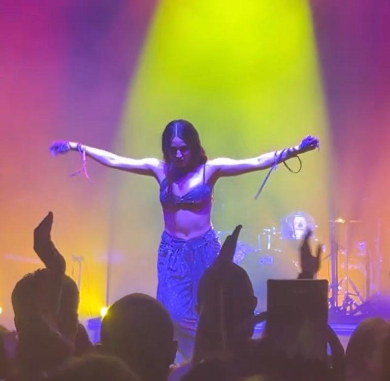 H Evangelia χορεύει το Ζεϊμπέκικο της Ευδοκίας στη συναυλία του… Eurovision star Baby Lasagna