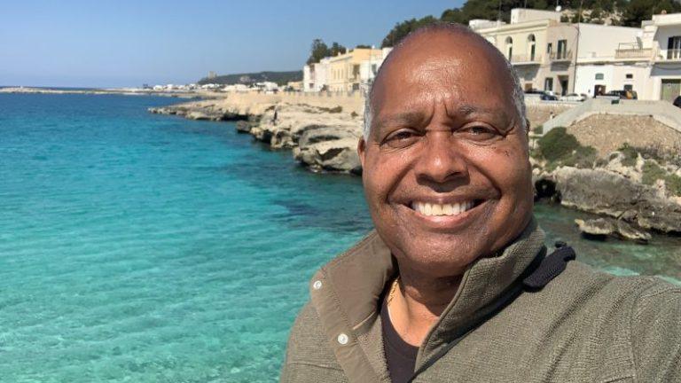 Απεγνωσμένος Αμερικανός μετακόμισε στην Ιταλία για να… μην βρίσκεται κοντά σε McDonald’s ή Starbucks