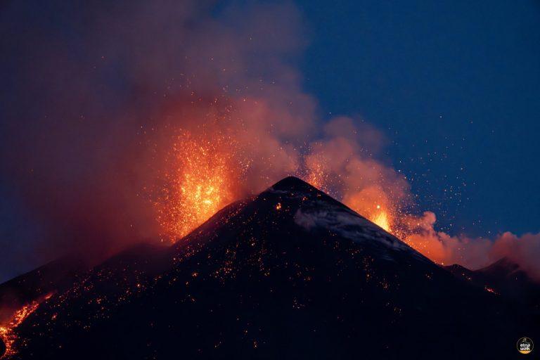 Αίτνα: Το ηφαίστειο εξερράγη ξανά εκτοξεύοντας λάβα και τέφρα – Εντυπωσιακές εικόνες με τη νύχτα να γίνεται μέρα