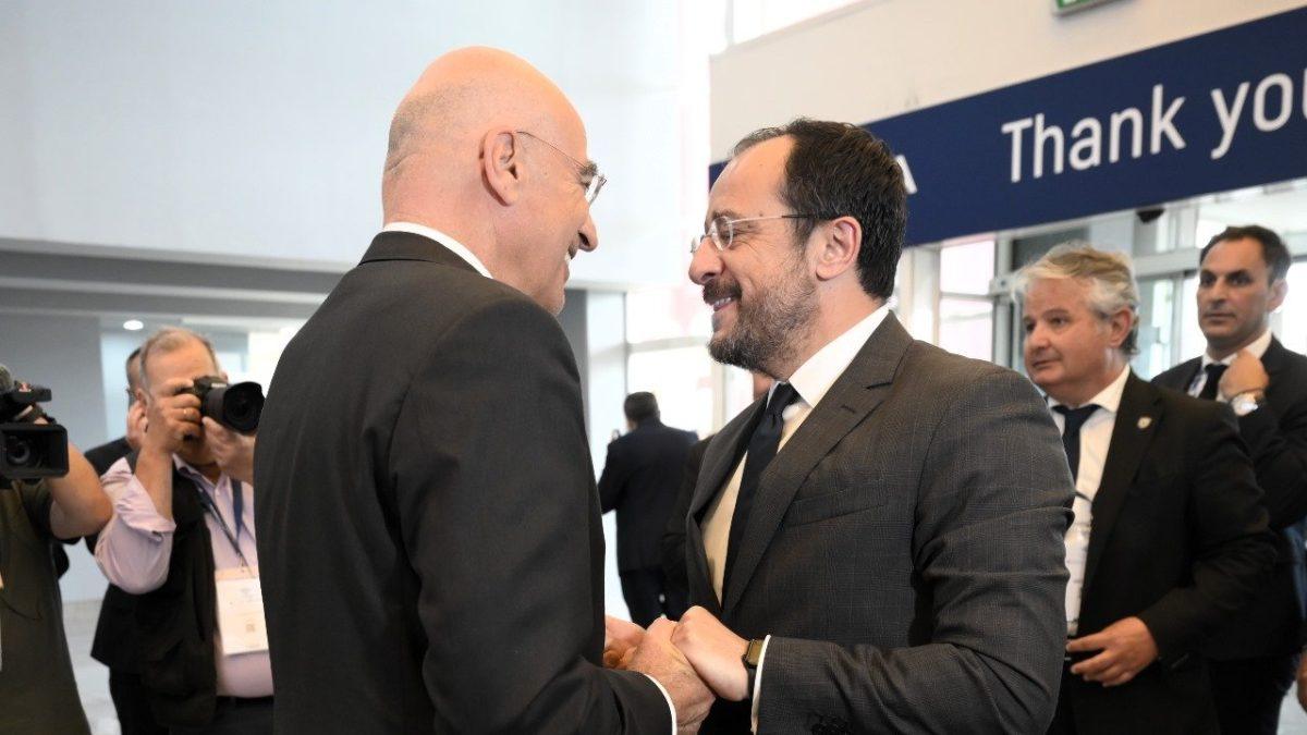 Συνάντηση με τον Νίκο Χριστοδουλίδη είχε ο Νίκος Δένδιας στη διεθνή έκθεση DEFEA 2025