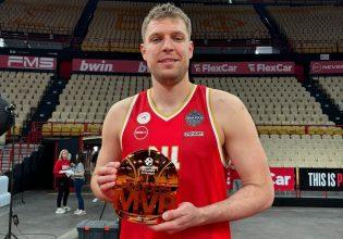 Ολυμπιακός: Ο Βεζένκοφ παρέλαβε το βραβείο του MVP των playoffs της Euroleague (pic)