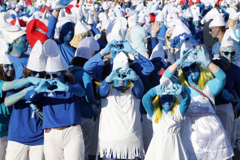 Παγκόσμιο Ρεκόρ Γκίνες με… χιλιάδες Στρουμφάκια – Η μικρή πόλη που «βάφτηκε» μπλε