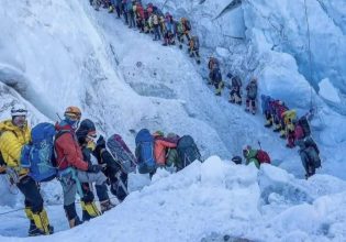 «Σημειωτόν» στο Έβερεστ: Ουρές ορειβατών για την ψηλότερη κορυφή του κόσμου