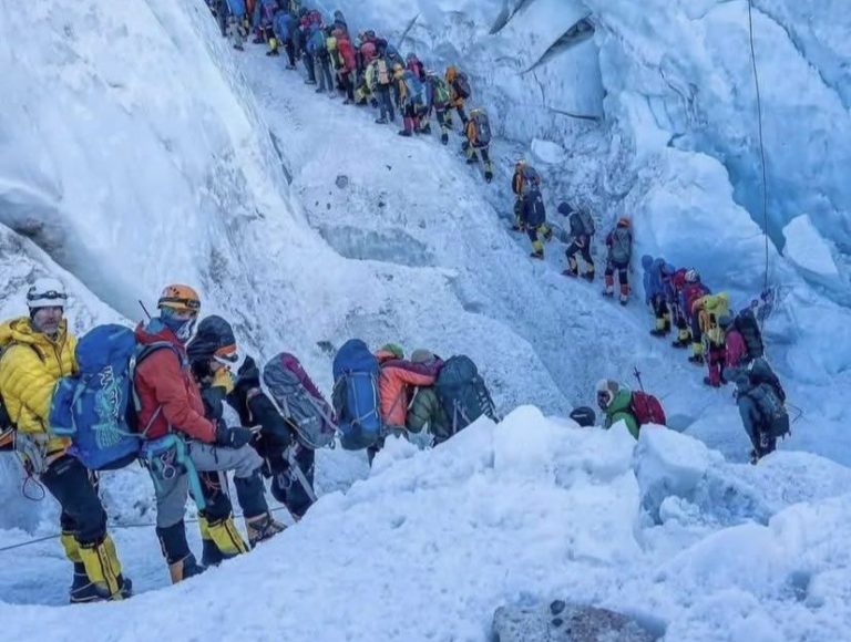«Σημειωτόν» στο Έβερεστ: Ουρές ορειβατών για την ψηλότερη κορυφή του κόσμου